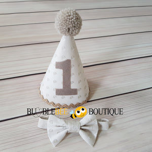 Hobnail Dots party hat & bow tie in beige